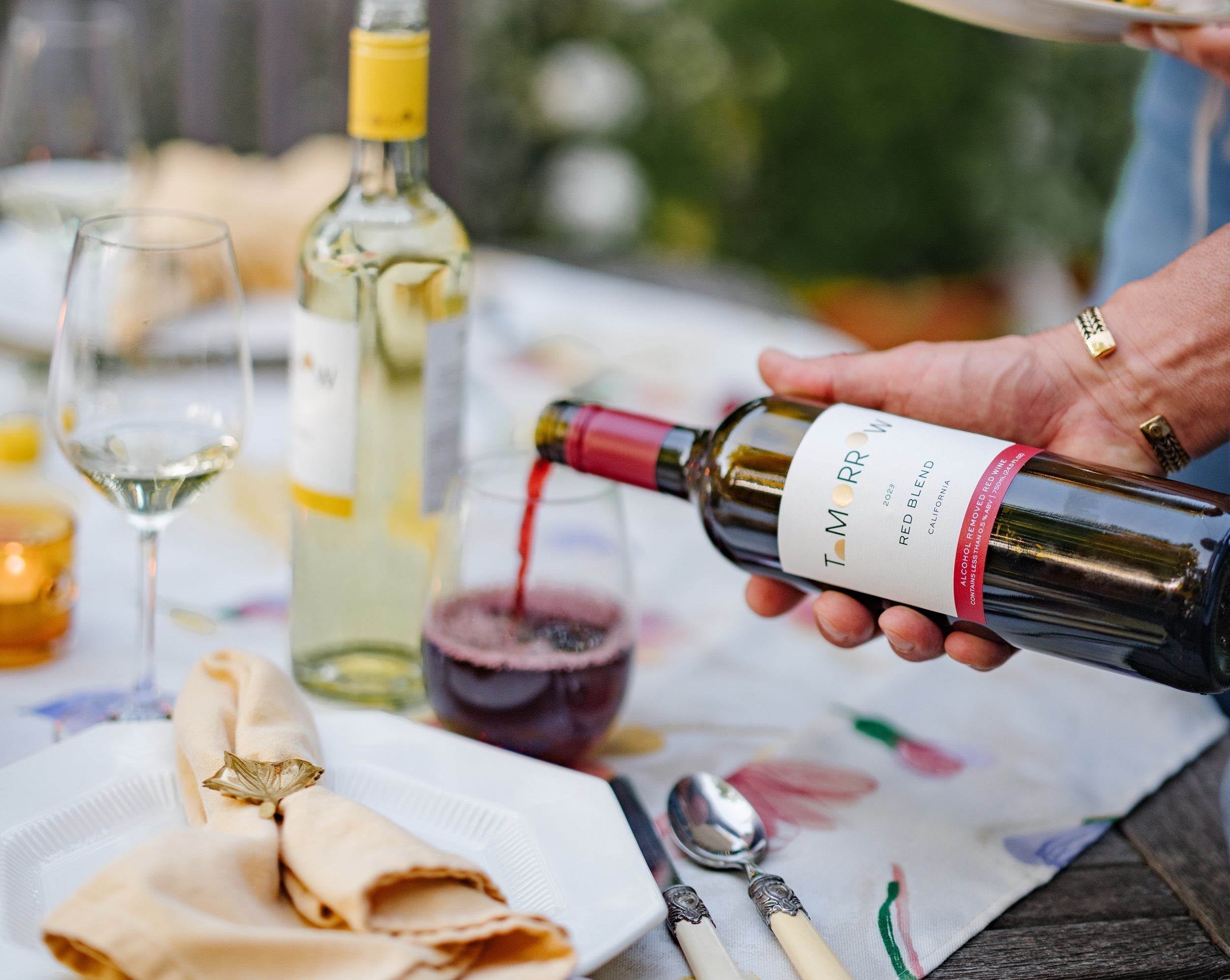 Tomorrow Cellars non-alcoholic red wine at a summer dinner party 